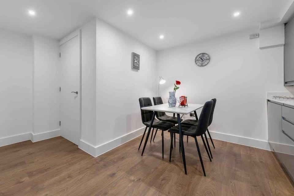 Holiday Home Sleep 8 Central london 9elms Apartment in London