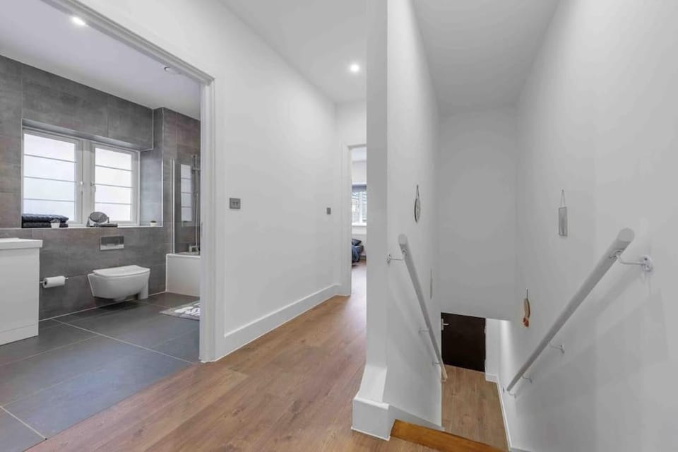 Holiday Home Sleep 8 Central london 9elms Apartment in London