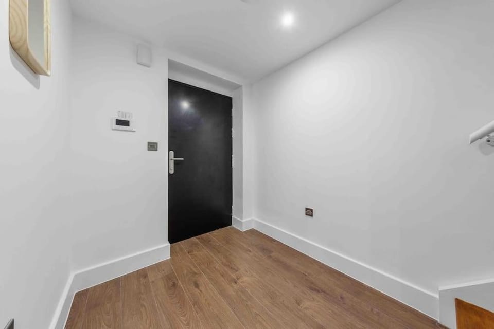 Holiday Home Sleep 8 Central london 9elms Apartment in London