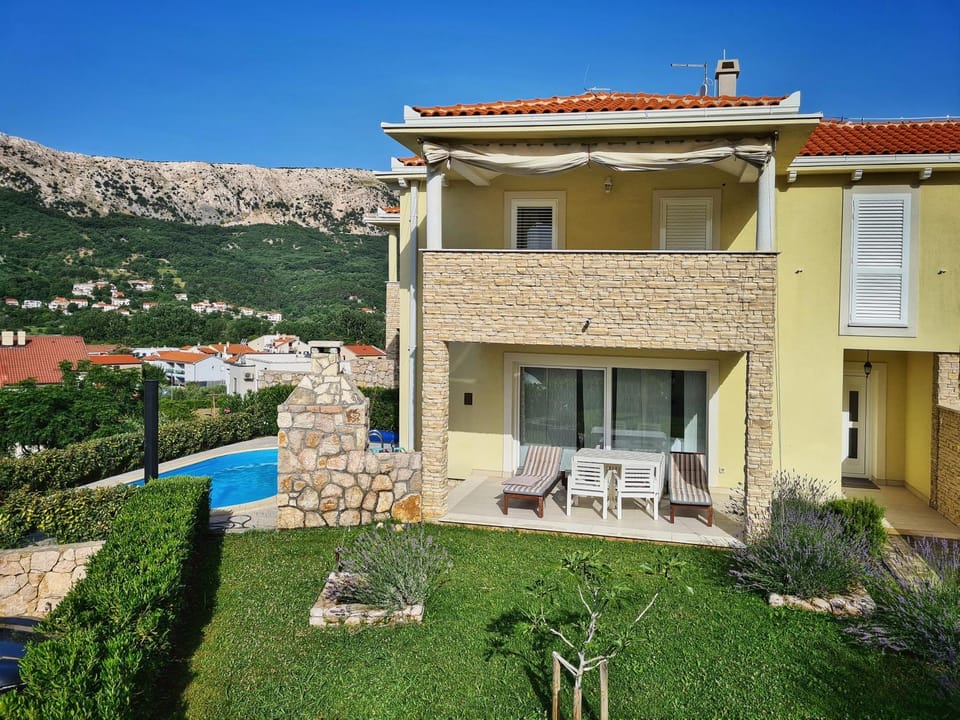Shower, Property building, Staff, Natural landscape, BBQ facilities, Garden, Balcony/Terrace, Garden view, Mountain view, Pool view, Swimming pool, sunbed