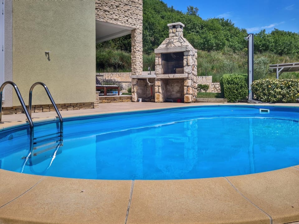 Shower, Staff, BBQ facilities, Garden, Balcony/Terrace, Seating area, Garden view, Mountain view, Pool view, Swimming pool, sunbed