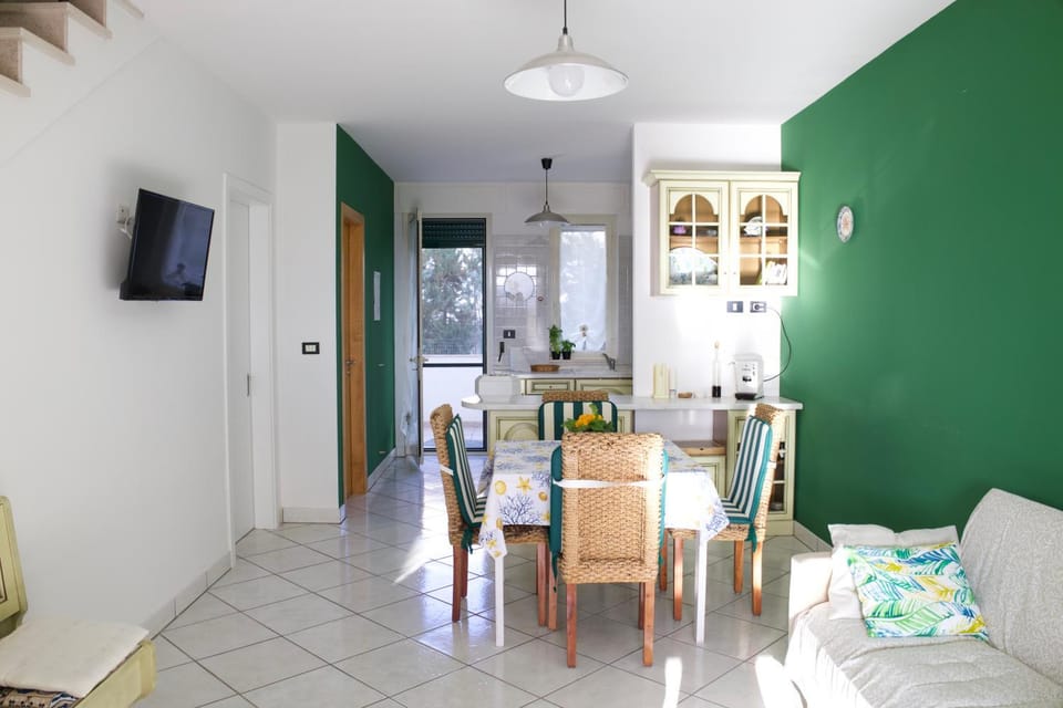 TV and multimedia, Living room, Seating area, Dining area