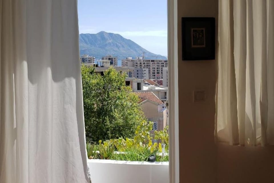 Mountain view, Sea view