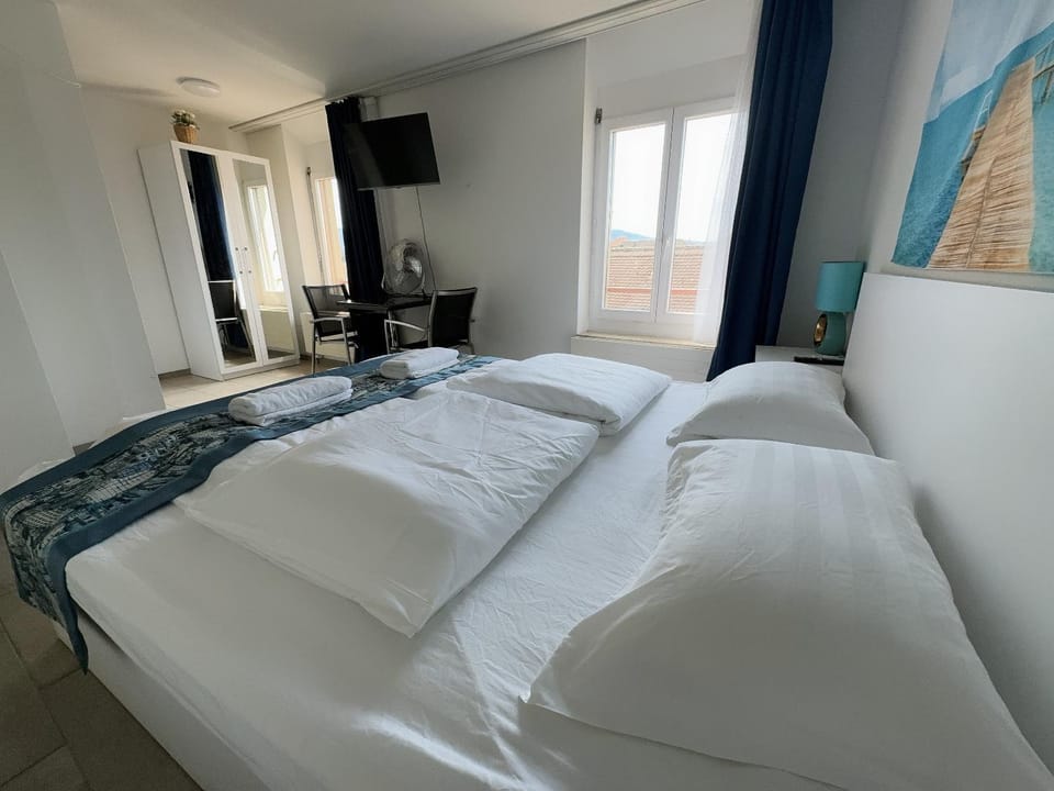Bed, TV and multimedia, Photo of the whole room