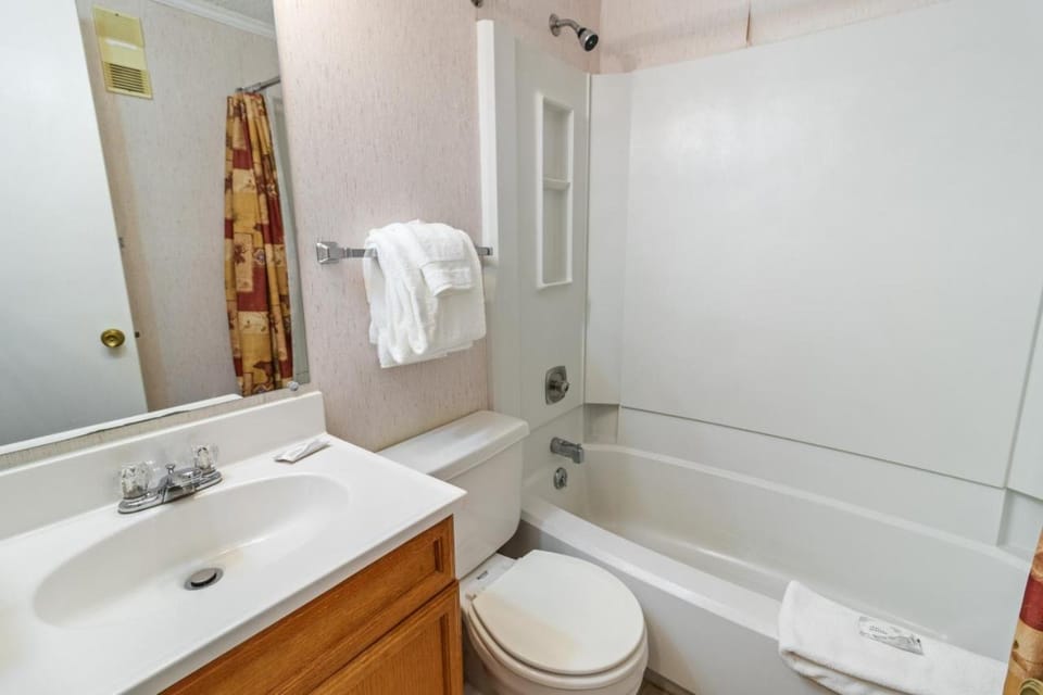 ML328A Quiet Corner Unit Close to Village And Slopes WiFi Apartment in Snowshoe