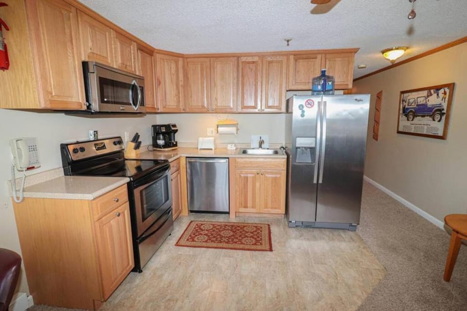 ML328A Quiet Corner Unit Close to Village And Slopes WiFi Apartment in Snowshoe