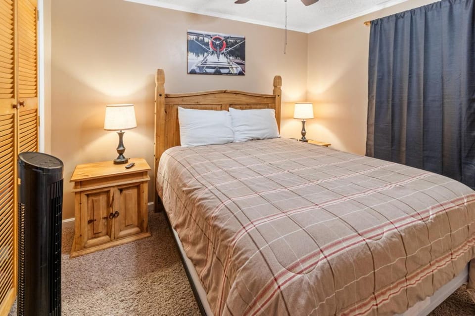 ML328A Quiet Corner Unit Close to Village And Slopes WiFi Apartment in Snowshoe
