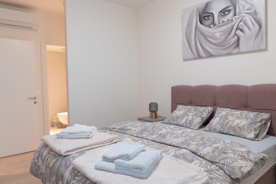 Bed, Photo of the whole room, Bedroom, towels