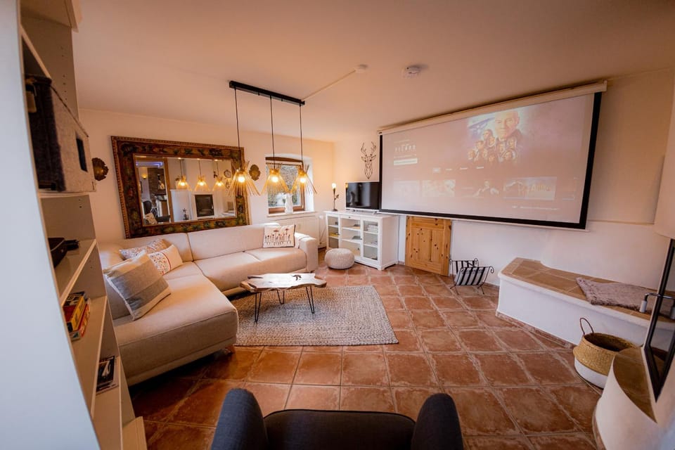 TV and multimedia, Living room, Evening entertainment