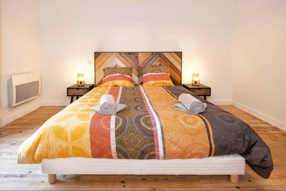 Bed, towels