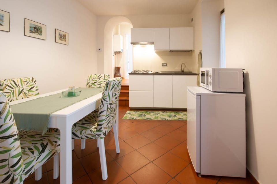 Kitchen or kitchenette, Dining area, dishwasher, minibar, stove