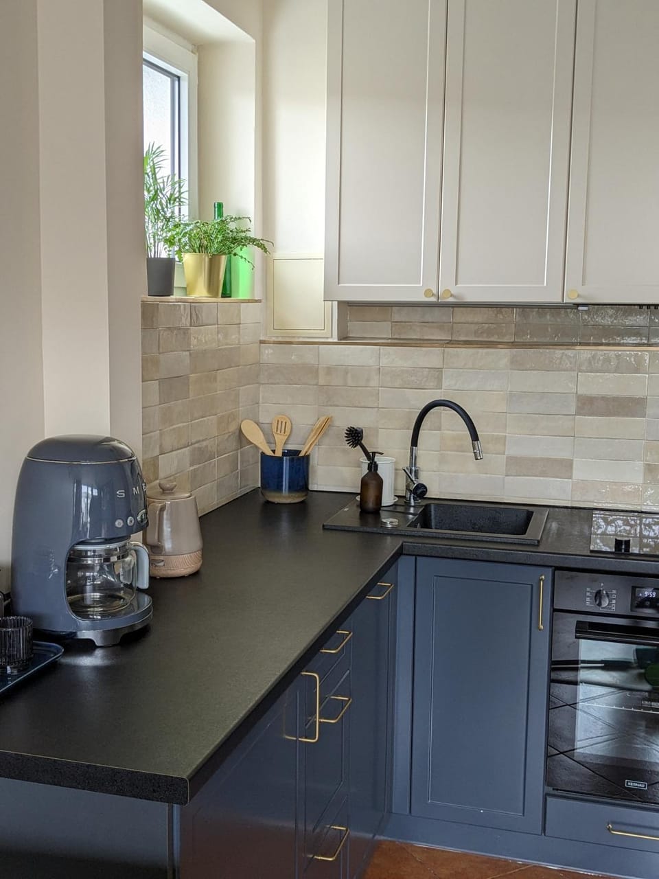 Coffee/tea facilities, Kitchen or kitchenette, dishwasher, stove
