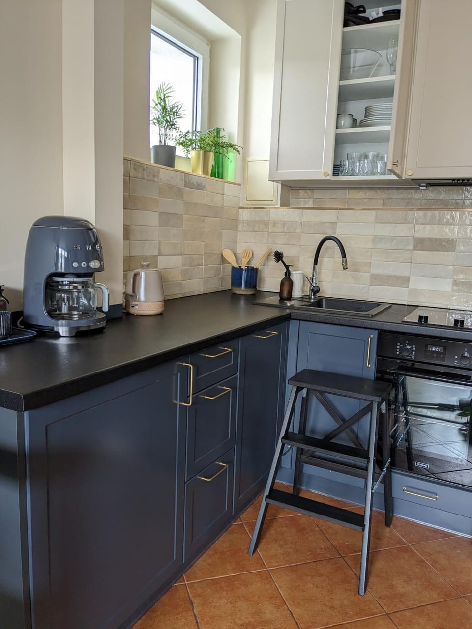 Coffee/tea facilities, Kitchen or kitchenette, stove
