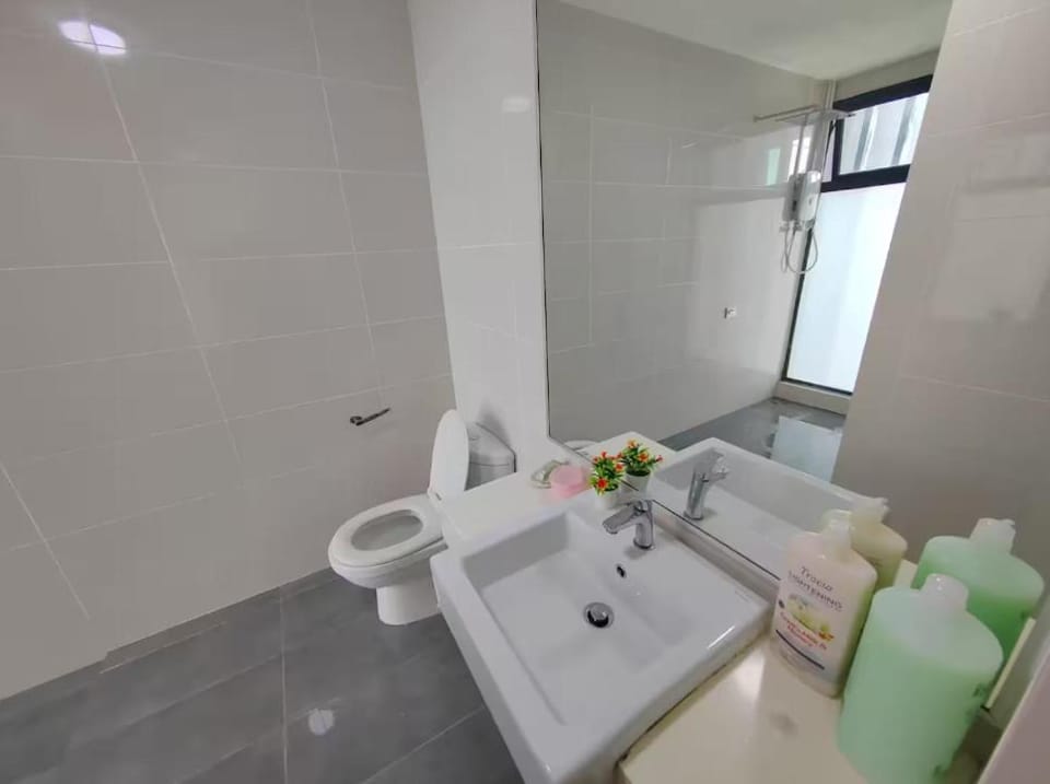 Mid Valley Southkey Mall - 24-7 Support - Netflix - Infinity Pool Apartment in Johor Bahru
