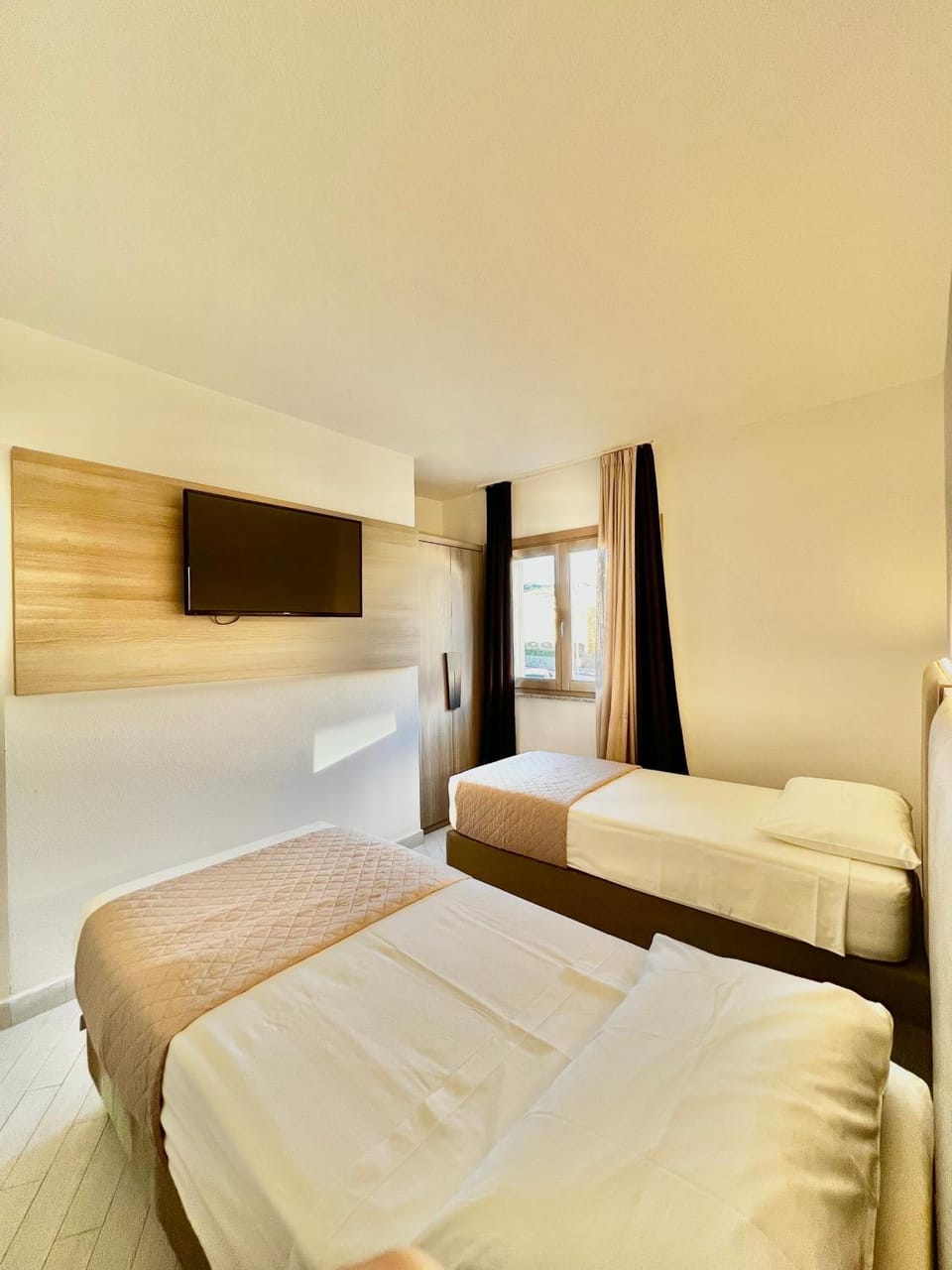 Bed, TV and multimedia, Bedroom