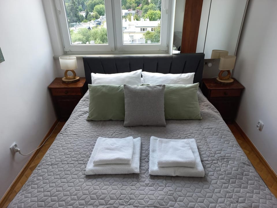 Bed, Bedroom, towels