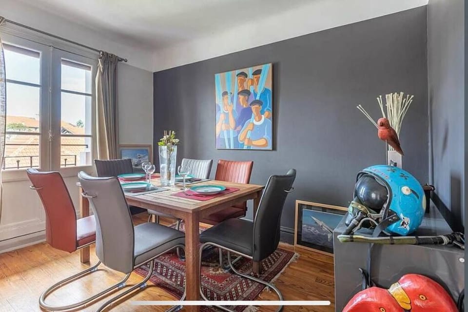 Exceptionnel 3 pièces art déco en dernier étage avec garage privé centre Biarritz Apartment in Biarritz