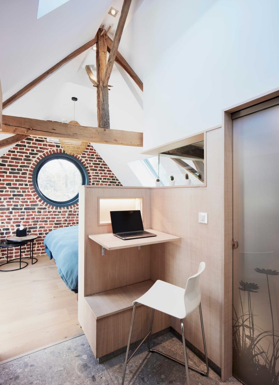 Photo of the whole room, Seating area