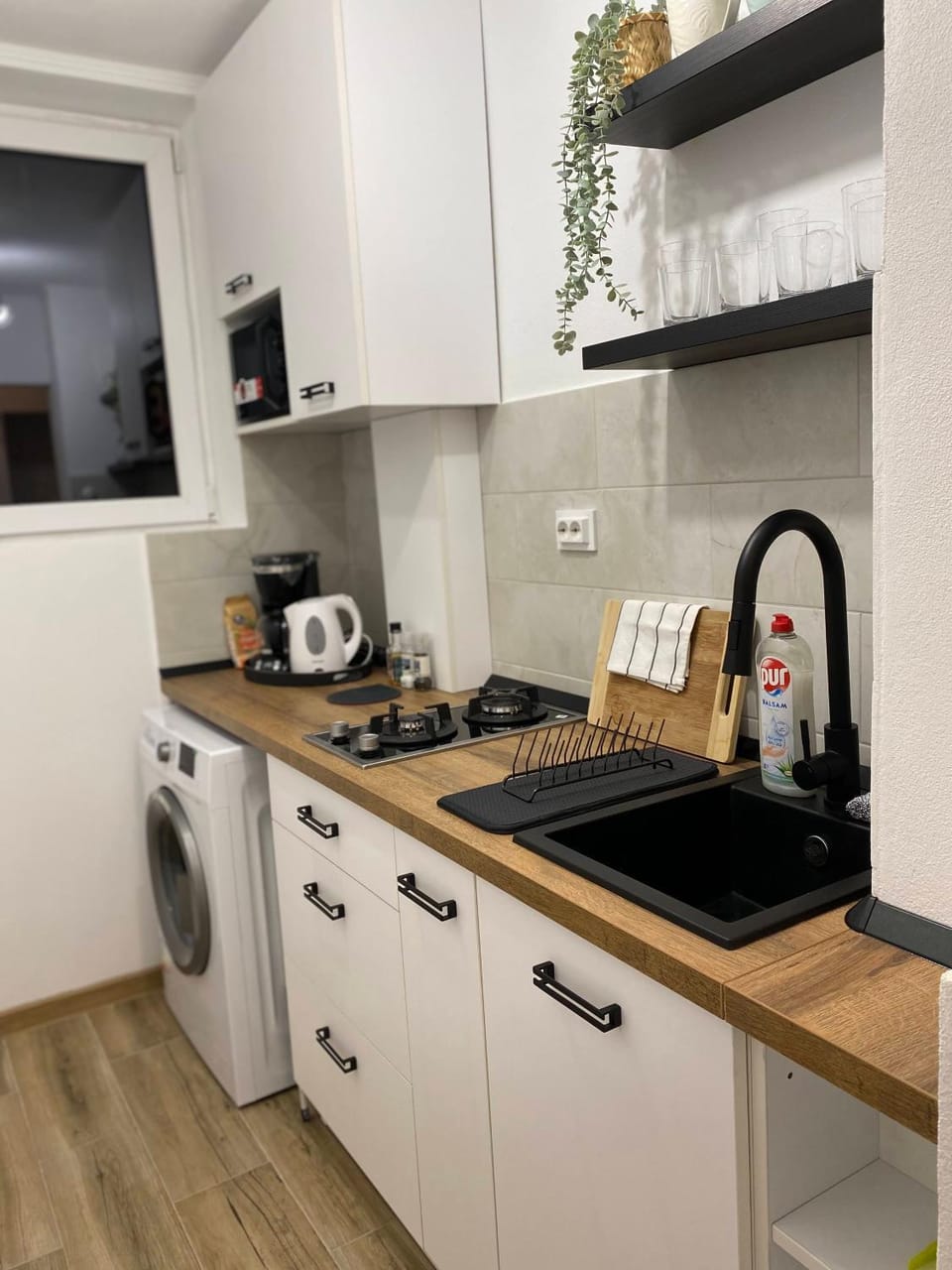 Coffee/tea facilities, Kitchen or kitchenette, stove, washing machine