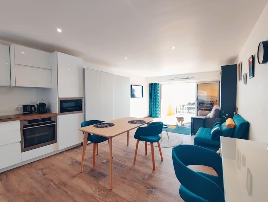 Kitchen or kitchenette, Dining area, oven, pet friendly