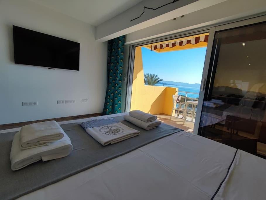Bed, TV and multimedia, View (from property/room)