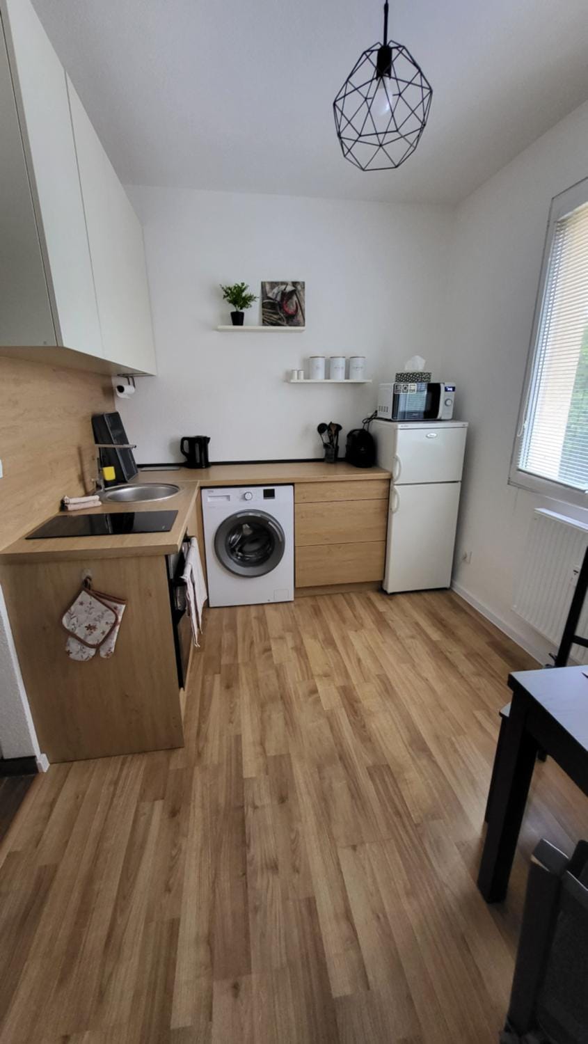 Kitchen or kitchenette, microwave, washing machine