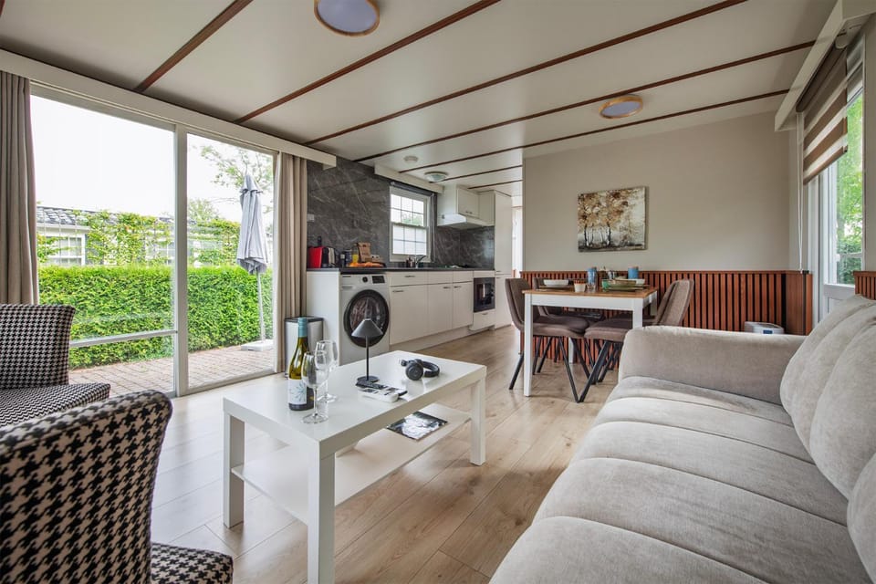TV and multimedia, Kitchen or kitchenette, Living room, Seating area, Dining area