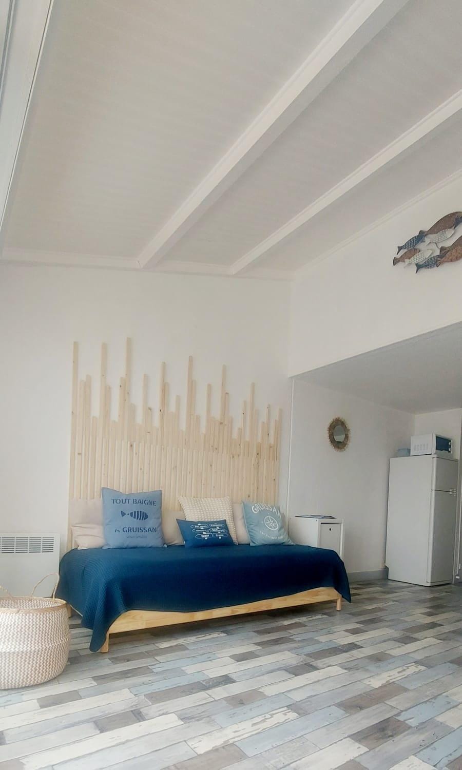 Bed, Seating area