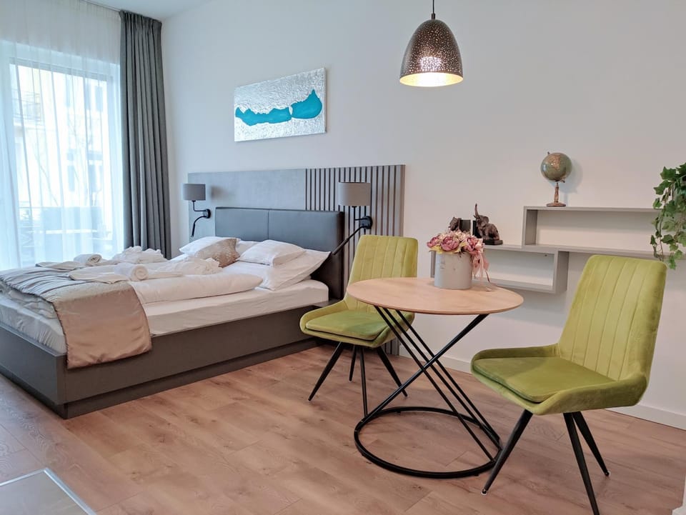 Bed, Living room, towels