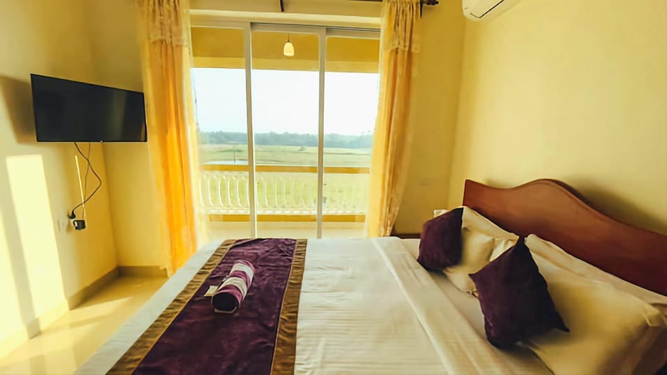 Bed, TV and multimedia, Photo of the whole room, Bedroom, fireplace, towels, wardrobe, air conditioner