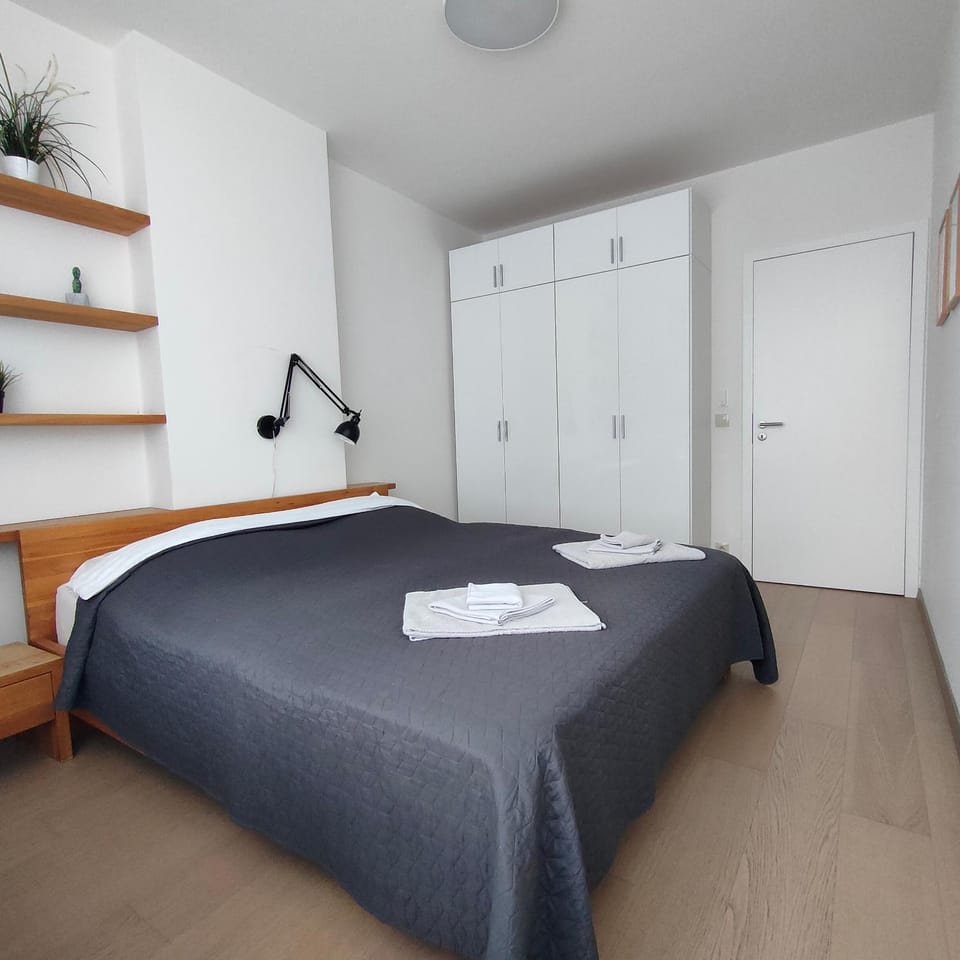 Bed, Bedroom, towels, wardrobe