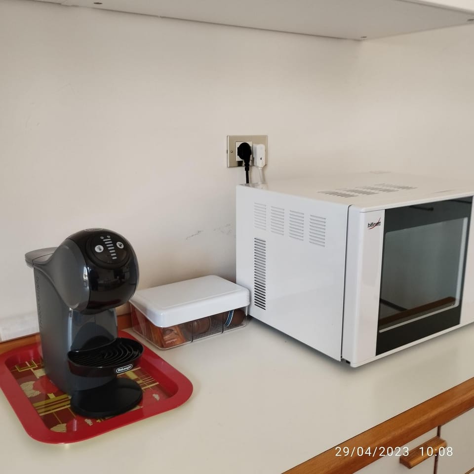 Kitchen or kitchenette, minibar