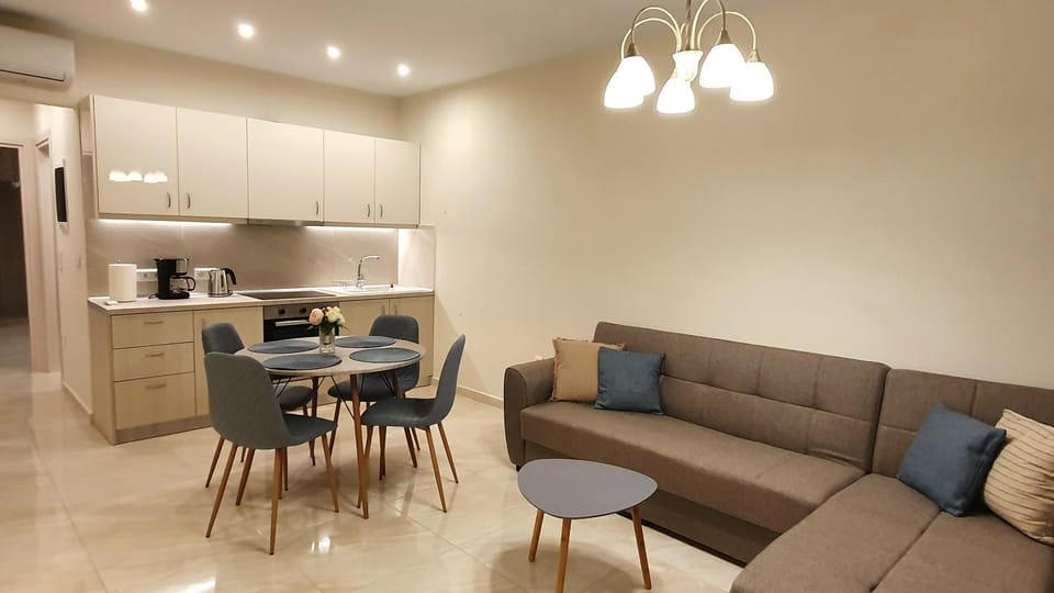 Kitchen or kitchenette, Living room, Seating area, Dining area, pet friendly, stove