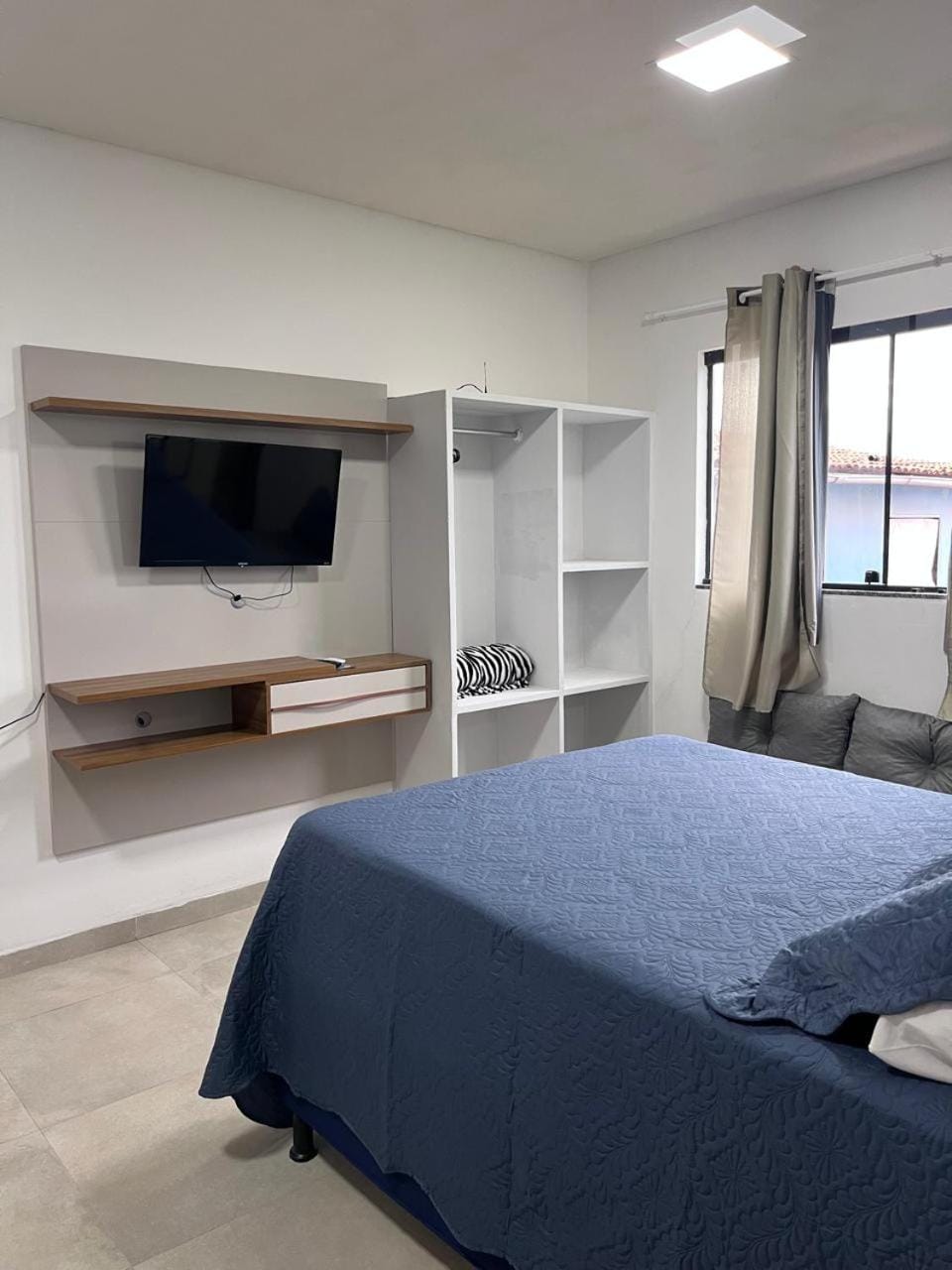Photo of the whole room, Bedroom