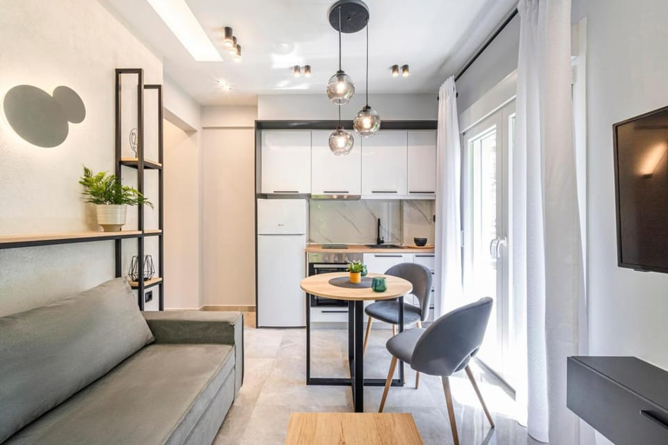 TV and multimedia, Kitchen or kitchenette, Living room, Seating area, Dining area