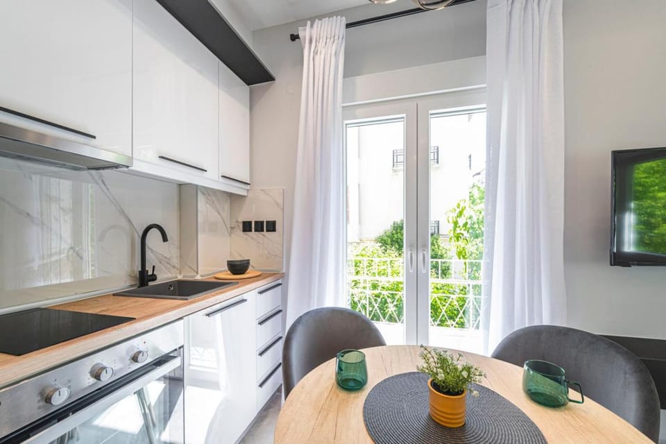 Kitchen or kitchenette, Dining area, stove