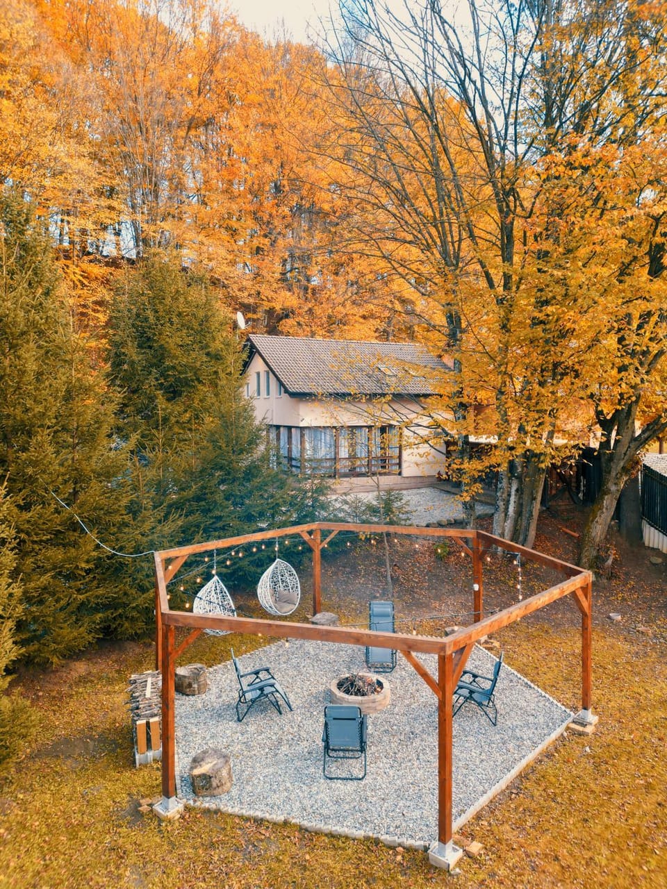 Natural landscape, Seating area, Area and facilities