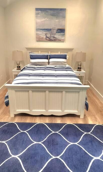 Shower, Bed, Bathroom, TV and multimedia, Bedroom