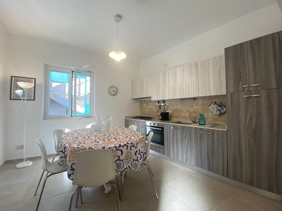 Kitchen or kitchenette, Dining area, pet friendly, stove