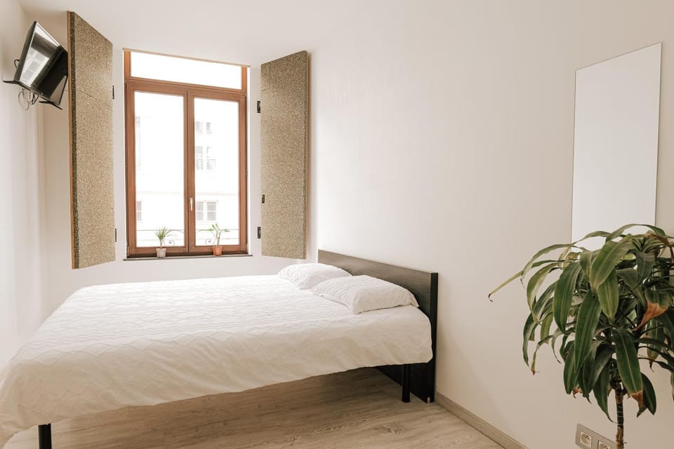 Bed, TV and multimedia, Bedroom