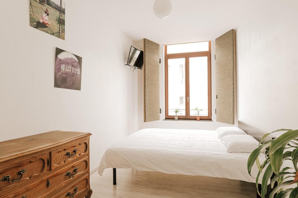 Bed, TV and multimedia, Photo of the whole room