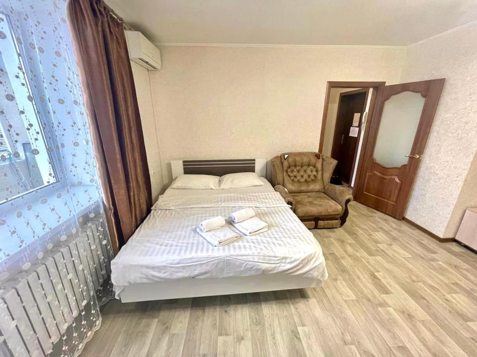 Bed, towels