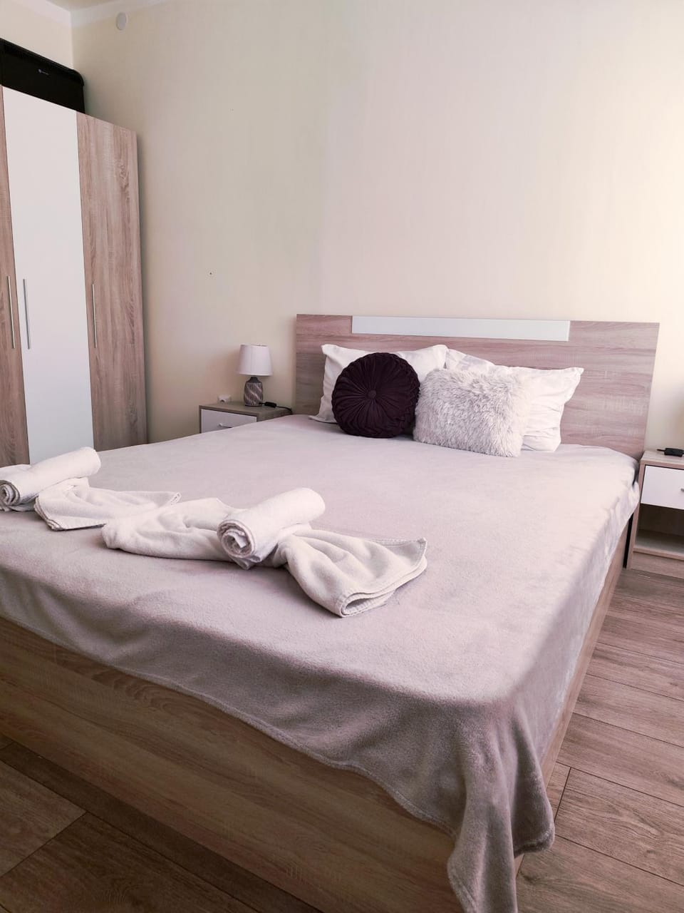 Bed, Photo of the whole room, Bedroom, towels