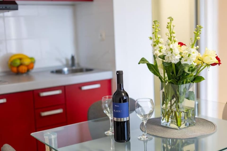 Kitchen or kitchenette, Dining area, Drinks, Alcoholic drinks