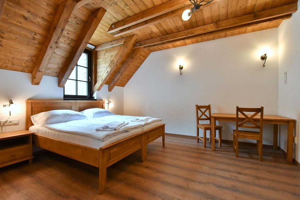 Bed, Seating area