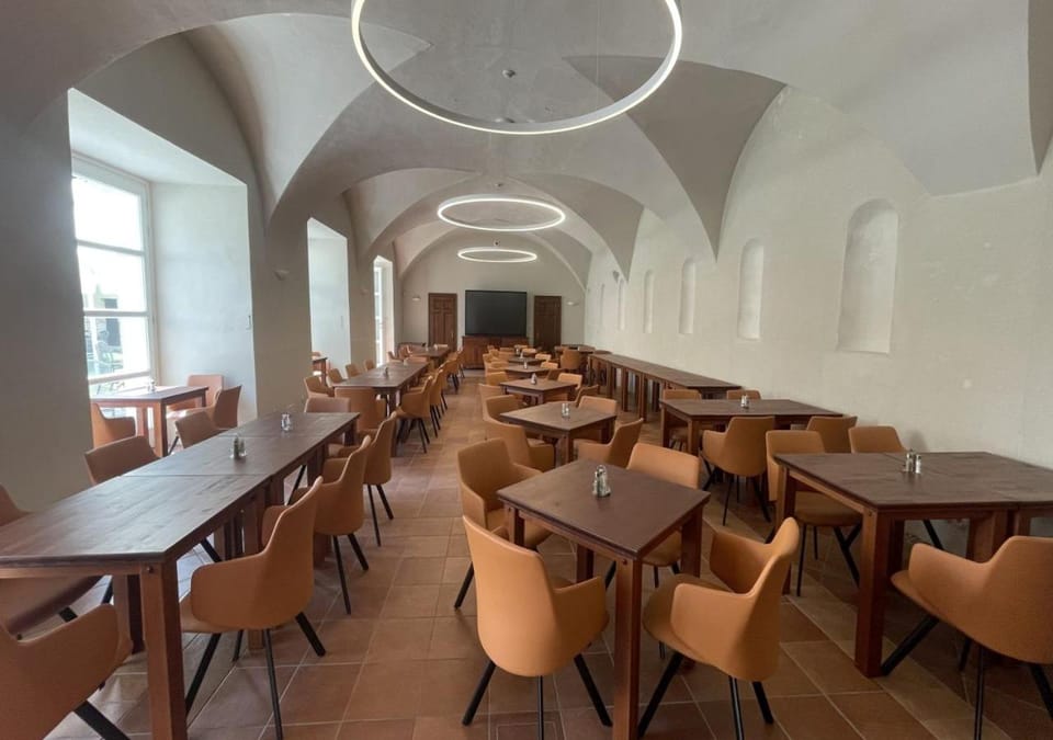 Restaurant/places to eat, Banquet/Function facilities, Seating area