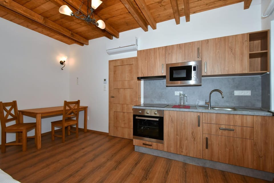 Kitchen or kitchenette, Seating area