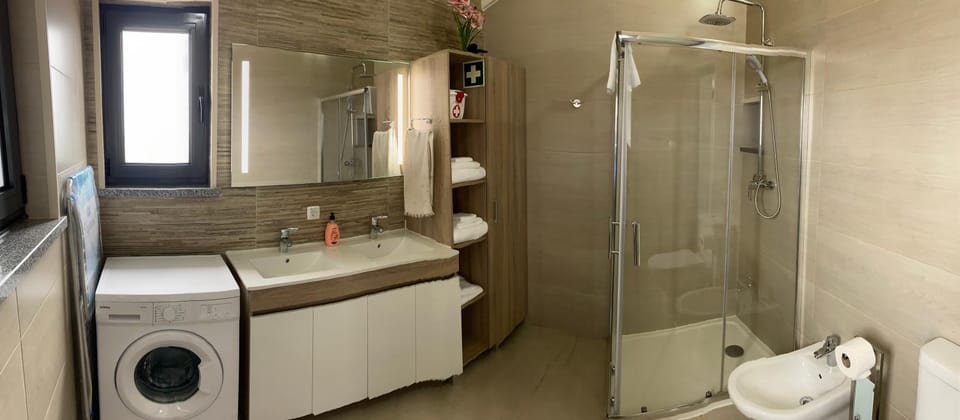 Shower, Toilet, Bathroom, towels, washing machine