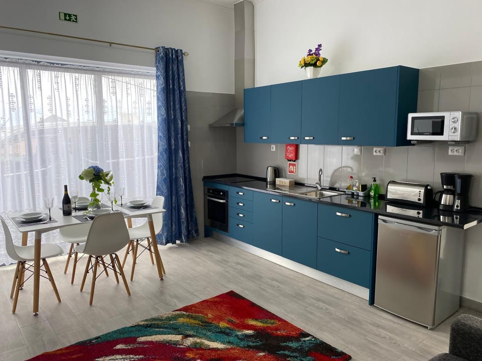 Coffee/tea facilities, Kitchen or kitchenette, Dining area, minibar, pet friendly, stove, toaster