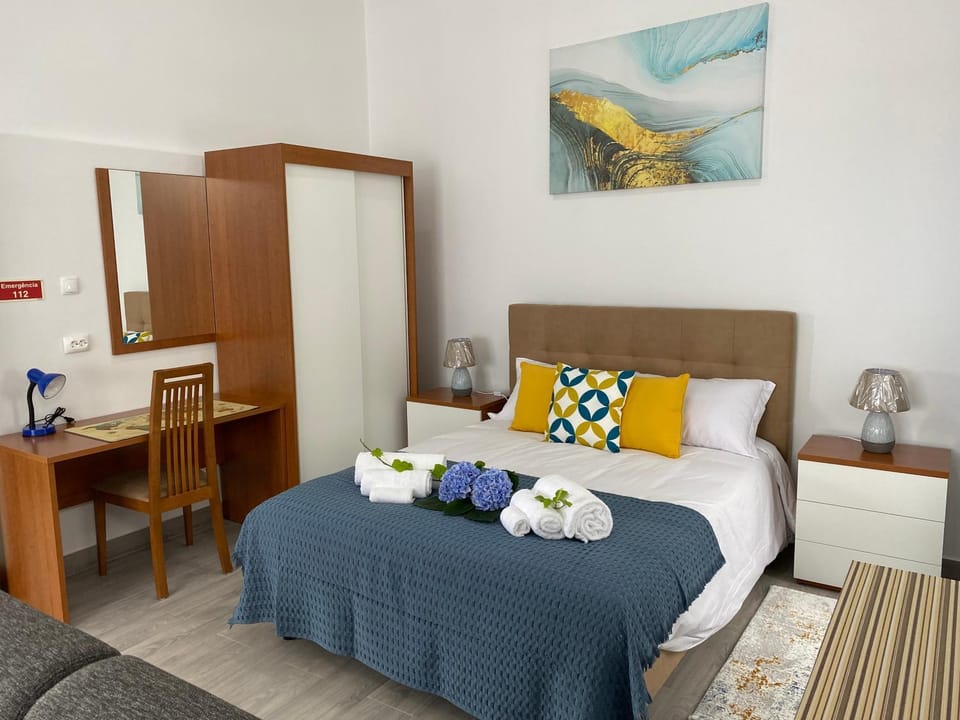 Seating area, Bedroom, wardrobe